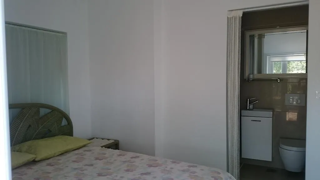 Collins Apartments 0*, Pula